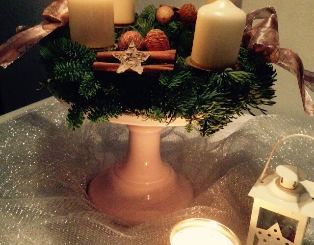 Adventskranz auf einem Kuchenteller